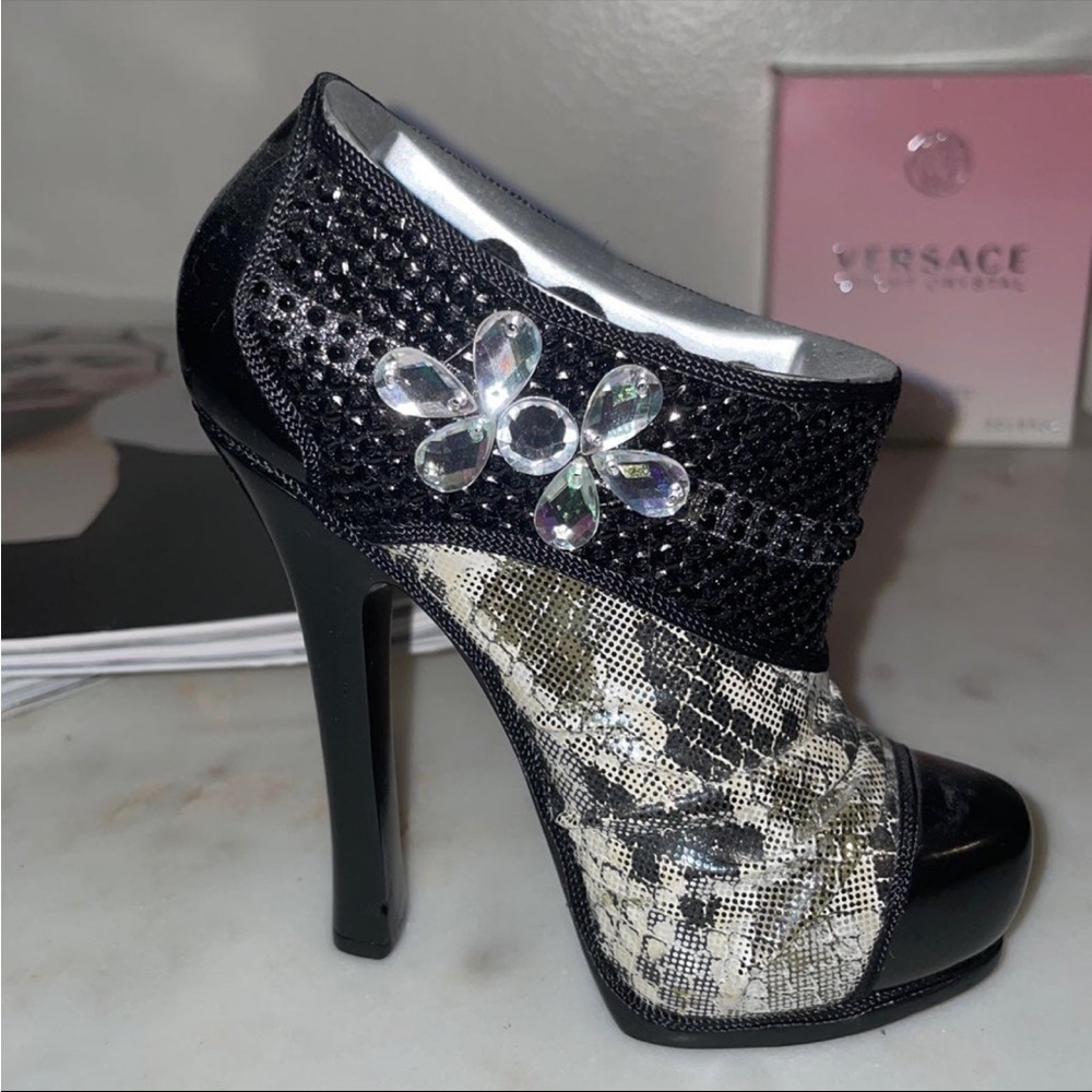 High heel ring holder